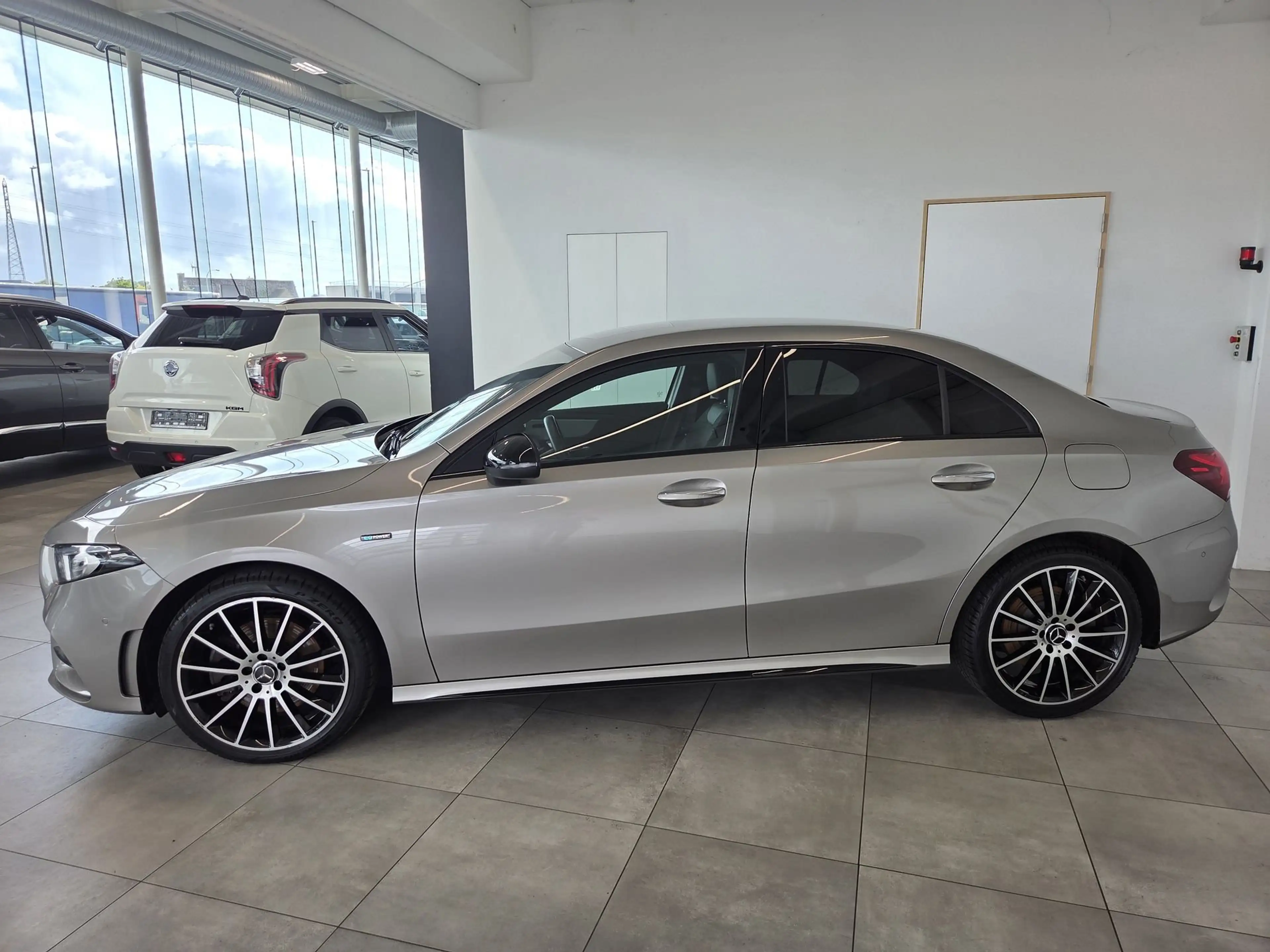 Mercedes-Benz A 180 250e AMG, Memory Seat, Multi Beam Lights, Self Park Assist, Dode hoek assist — photo 2