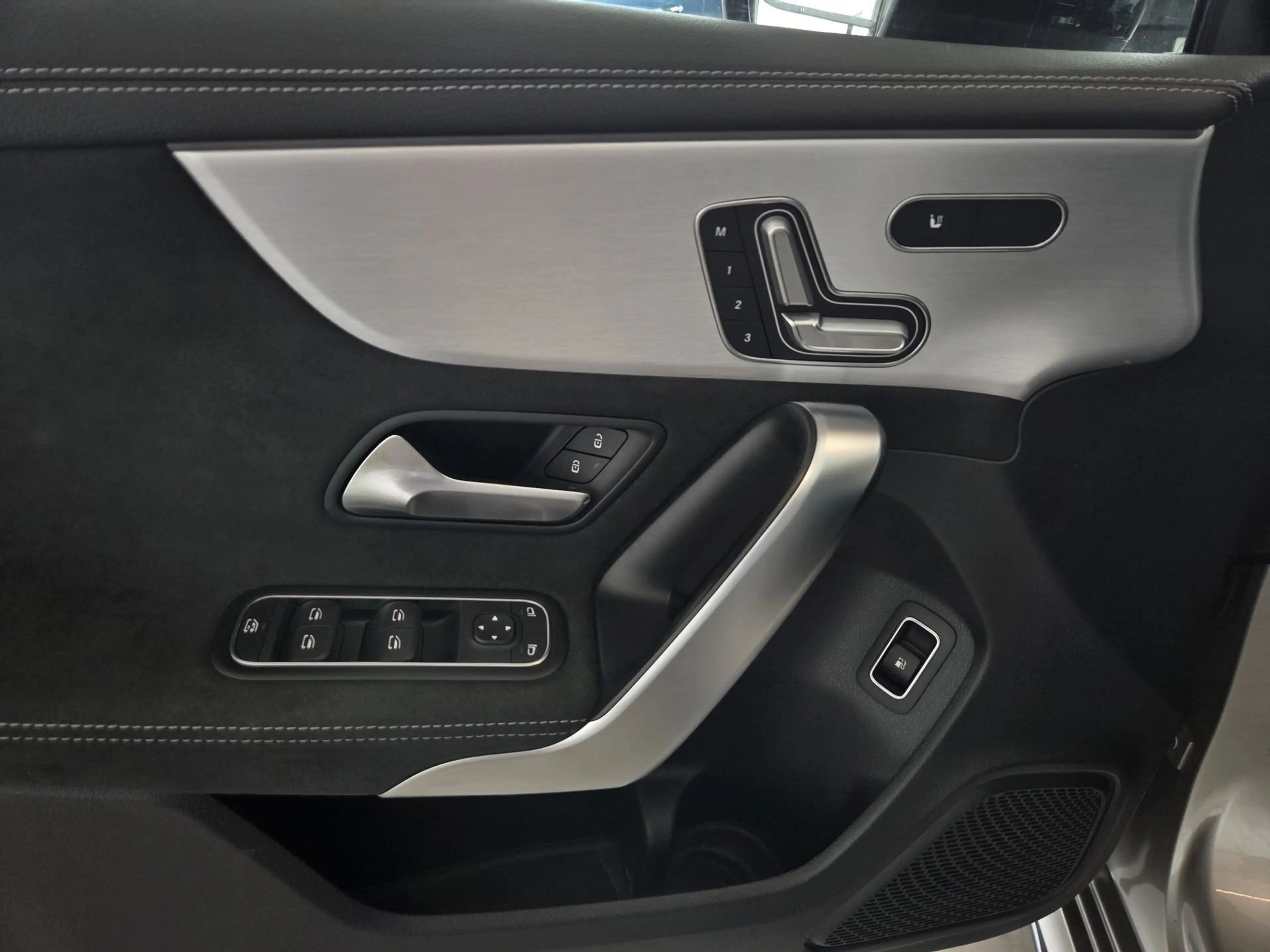 Mercedes-Benz A 180 250e AMG, Memory Seat, Multi Beam Lights, Self Park Assist, Dode hoek assist — photo 8