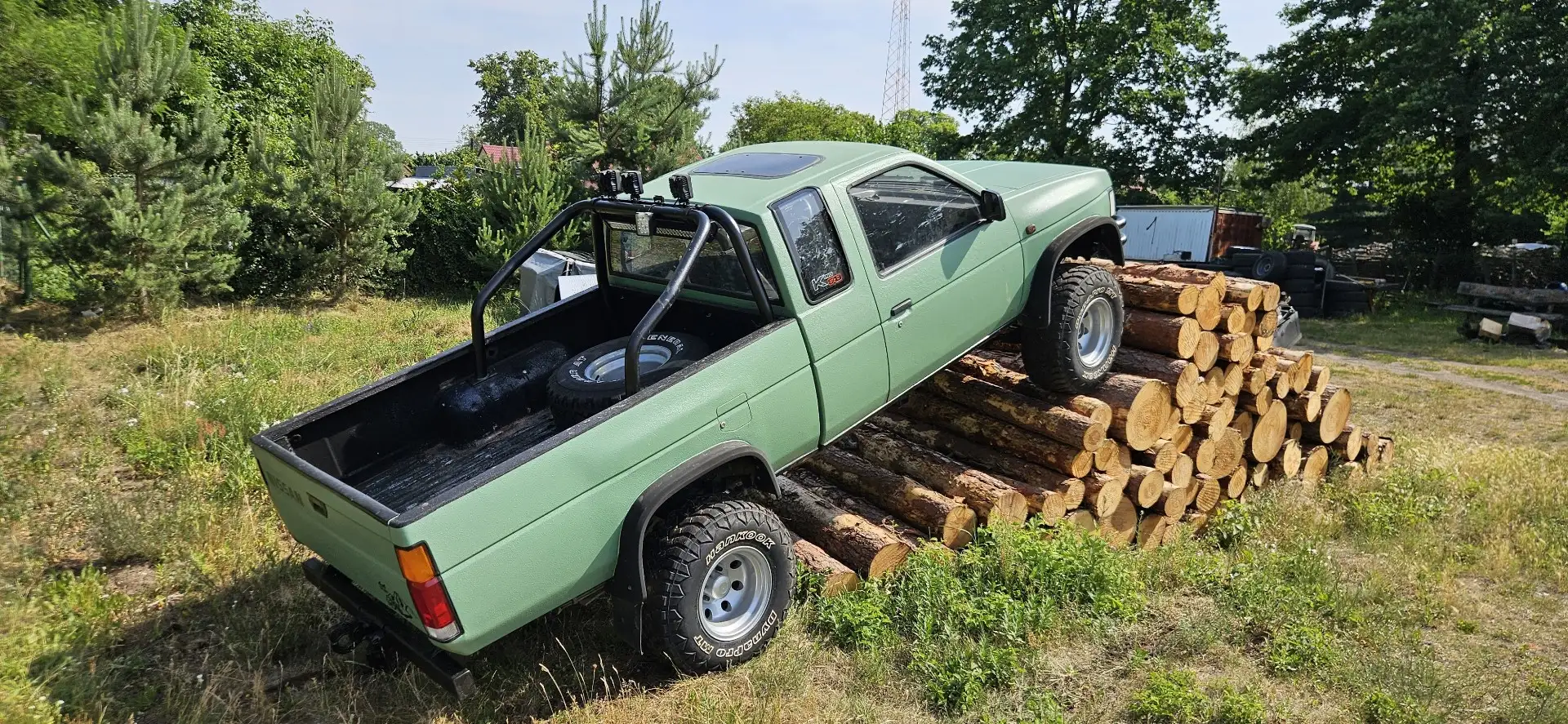 Nissan King Cab MD21 Pickup 4x4 - 2