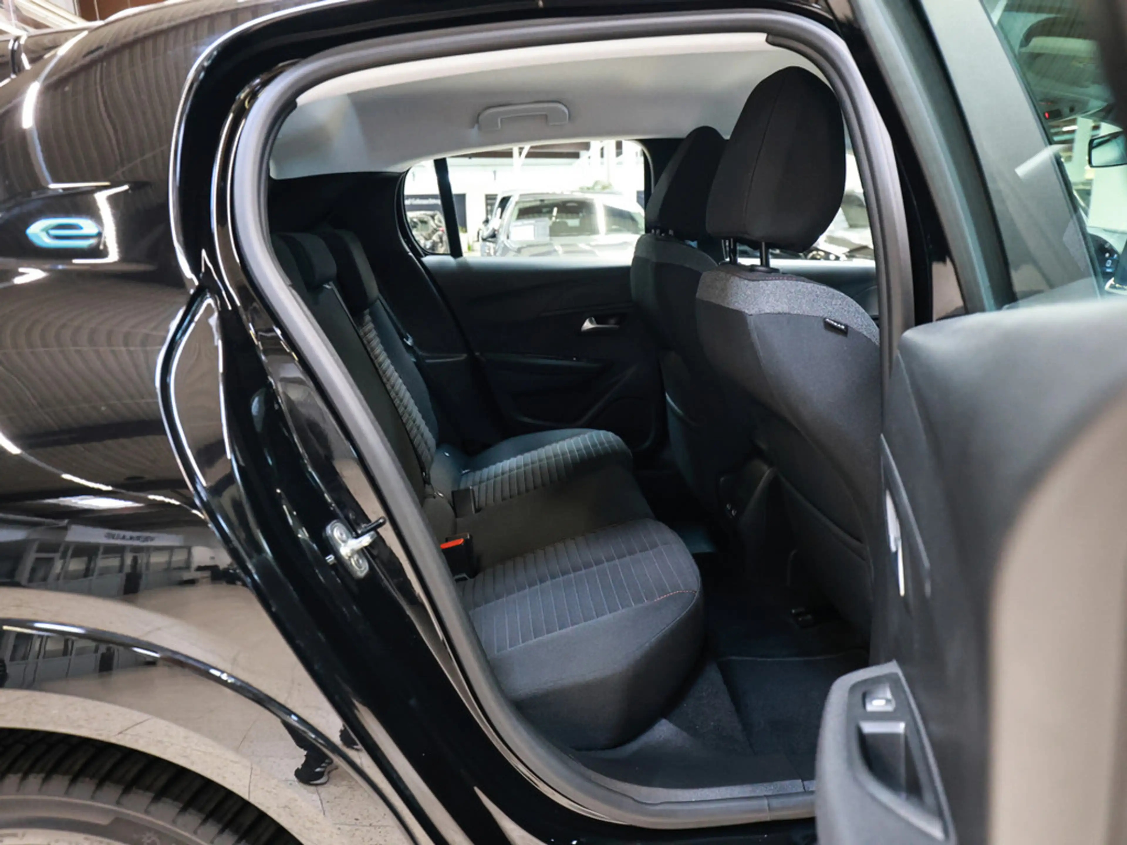 Peugeot e-208 Active Pack Elektromotor LED SPURH. SHZ — photo 5