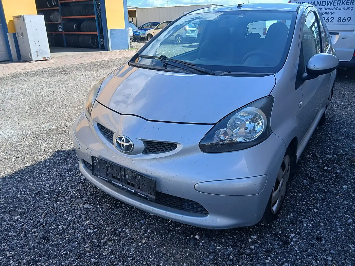 Toyota Aygo 1,0 VVT-i Club Grau - 2
