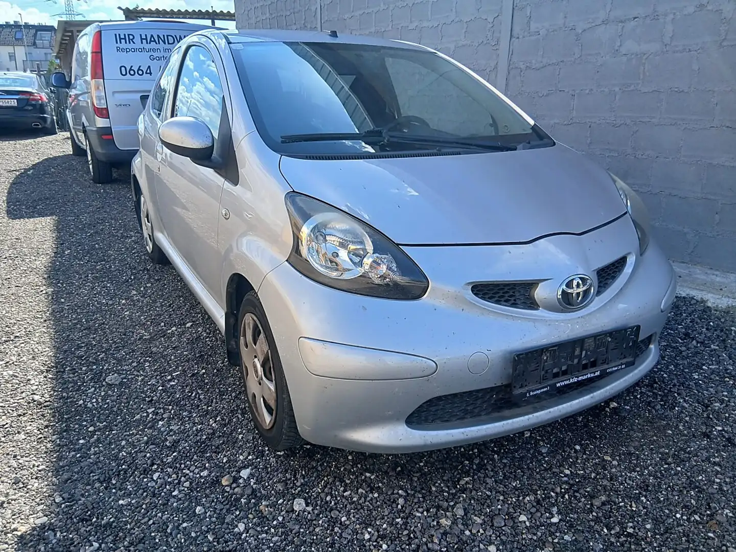 Toyota Aygo 1,0 VVT-i Club Grau - 1