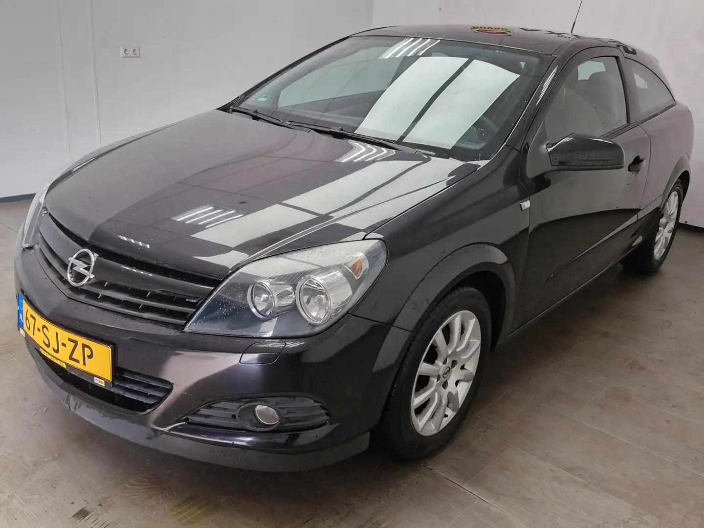 Opel Astra GTC 1.6 Enjoy NIEUWE APK ! AIRCO ! RIJD PRIMA ! Noir - 1