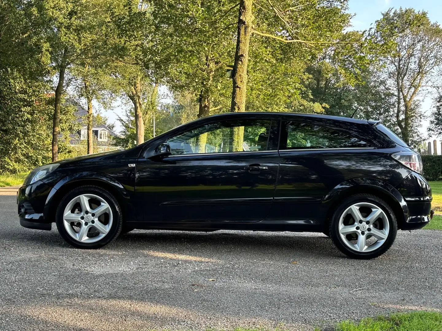 Opel Astra GTC 1.8 Cosmo |Airco + CRUISE CONTROL| Zwart - 2