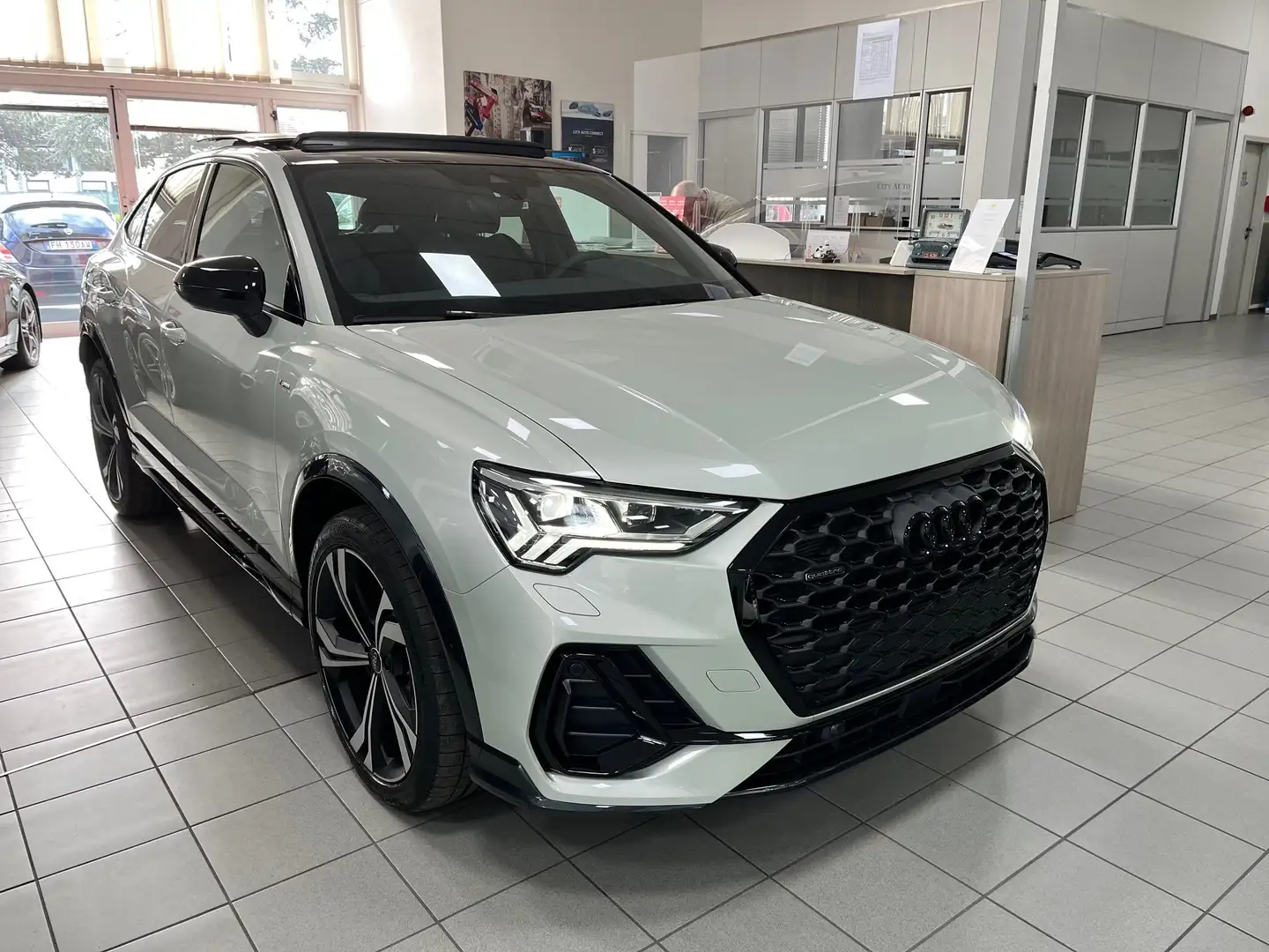 Audi Q3 40 - kM0 tdi Identity Black quattro 200cv s-tronic Argento - 1