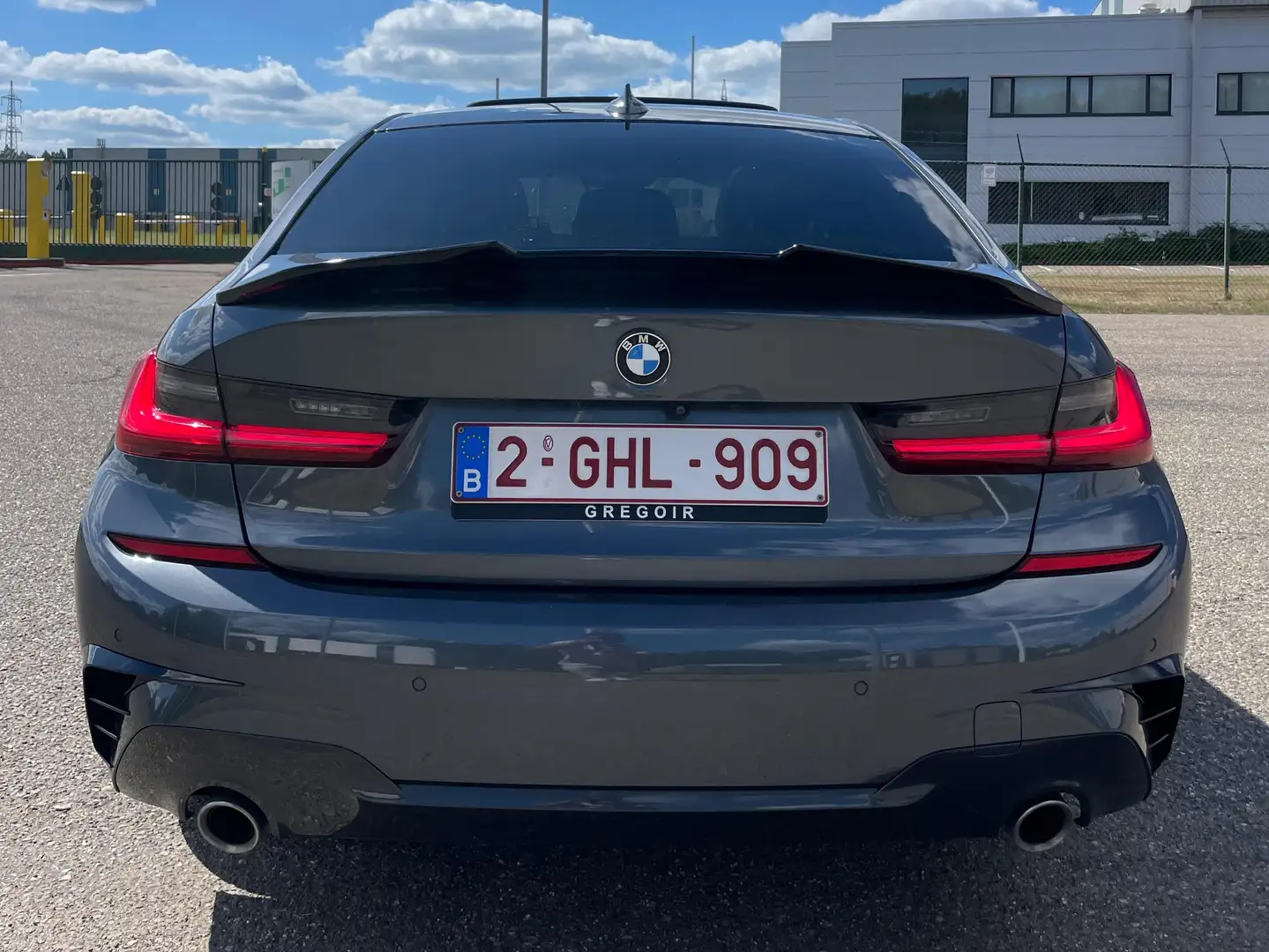 BMW 330 330e Aut. M Sport Grijs - 2