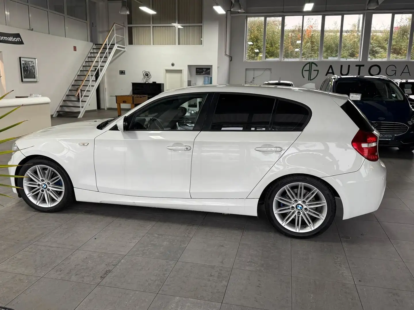 BMW 118 Baureihe 1 Lim. 118d*Automatik*M-Sport*Leder Weiß - 2