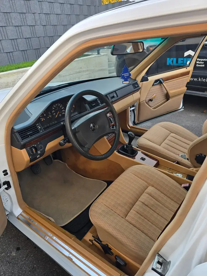 Mercedes-Benz 230 E, foto 1