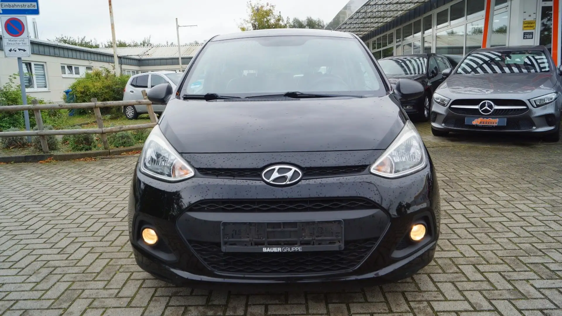 Hyundai i10 1.0 EURO 6 / Klima / Servo/ ZV / 1. Hand Noir - 2