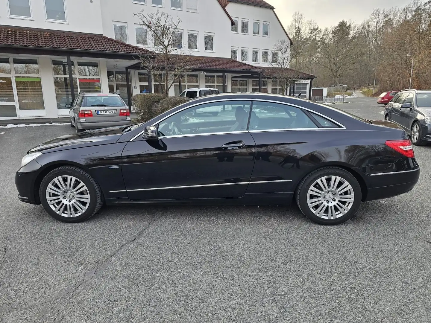 Mercedes-Benz E 200 Coupé E 200 BlueEFFICIENCY AVANTGARDE Schwarz - 2