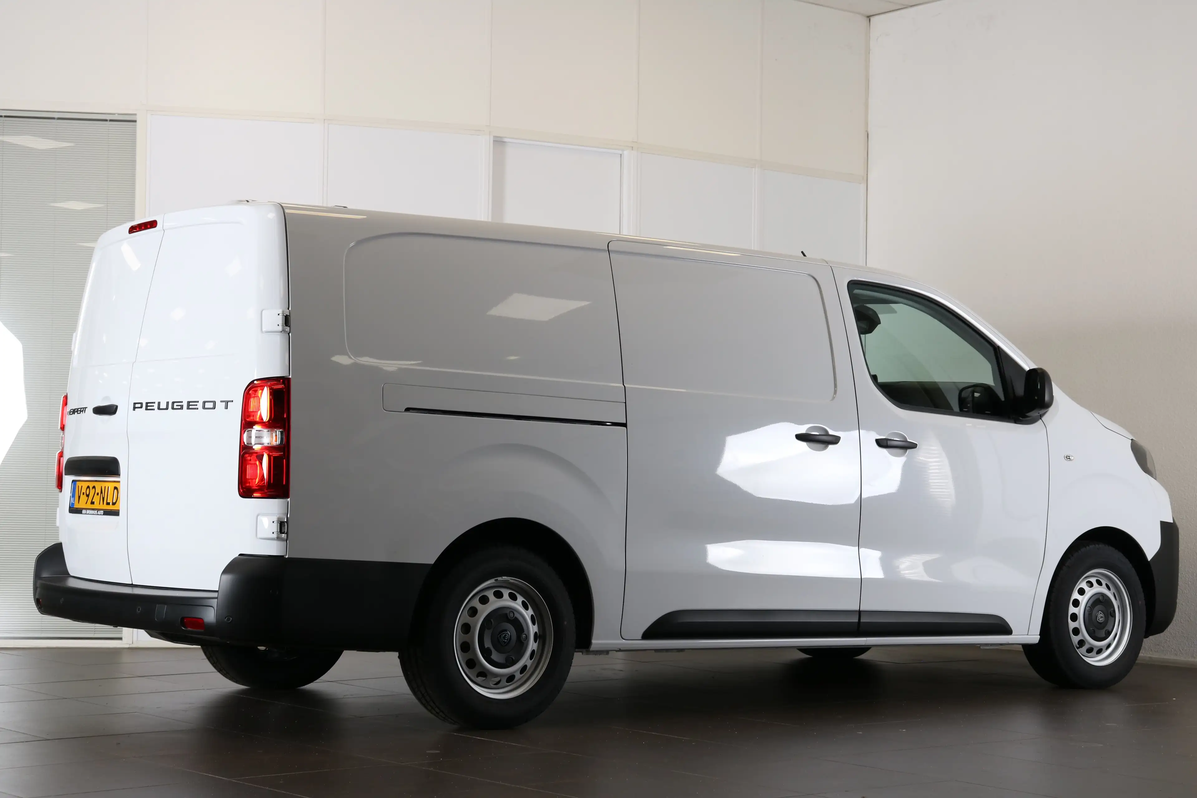 Peugeot e-Expert EV L3 75 kWh | Navi | Airco | Cruise | Betimmering — photo 5