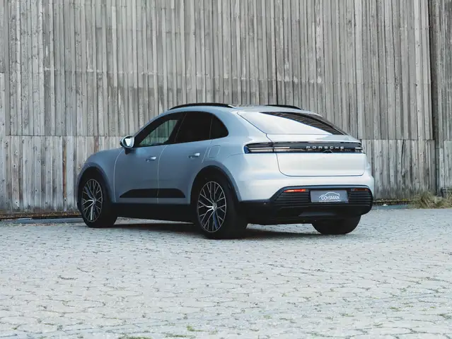 Porsche Macan view 4