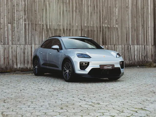 Porsche Macan view 3