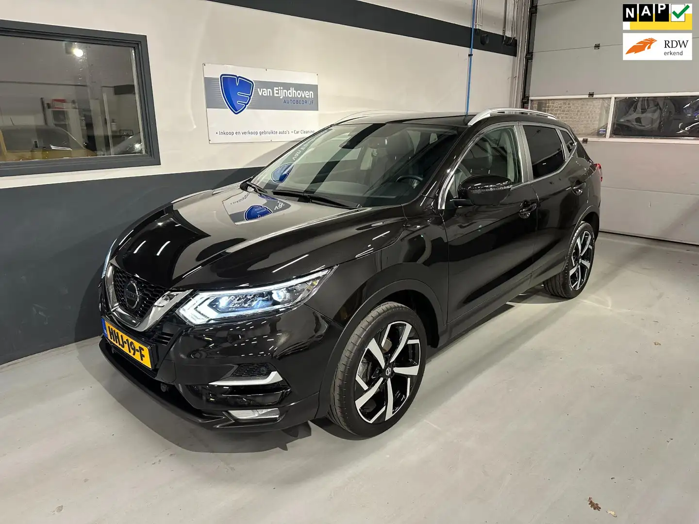 Nissan Qashqai 1.3 DIG-T Premium Edition Leer|Trekh|LED Noir - 1