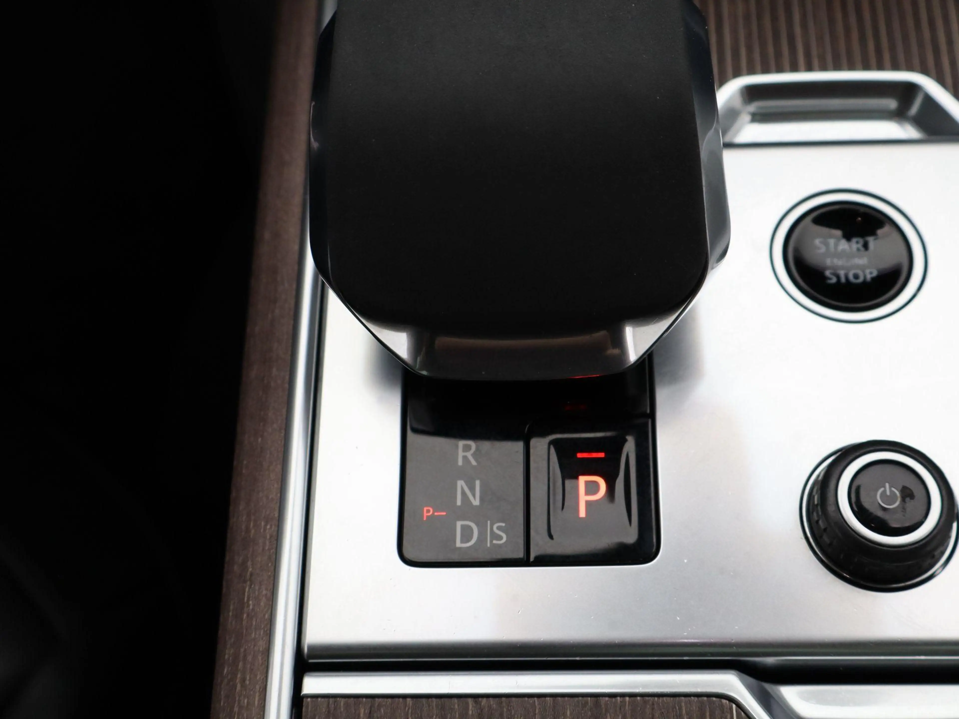 Land Rover Range Rover 3.0 P510e Autobiography PHEV — photo 14