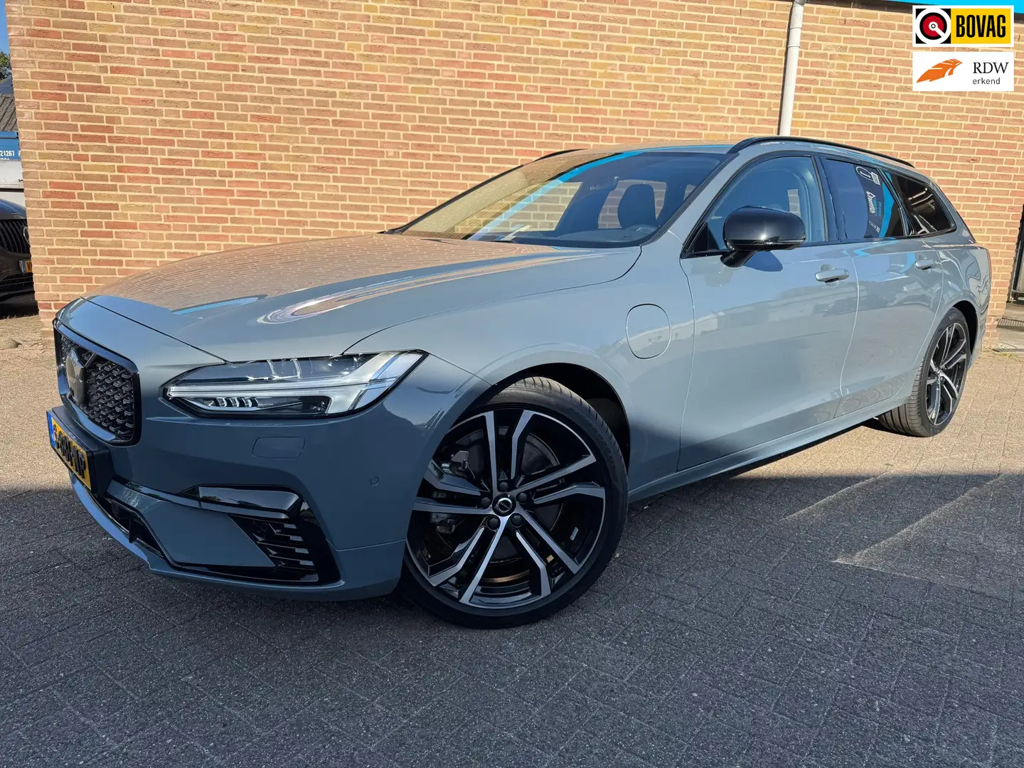 Volvo V90 2.0 T6 AWD R-Design Grijs - 1