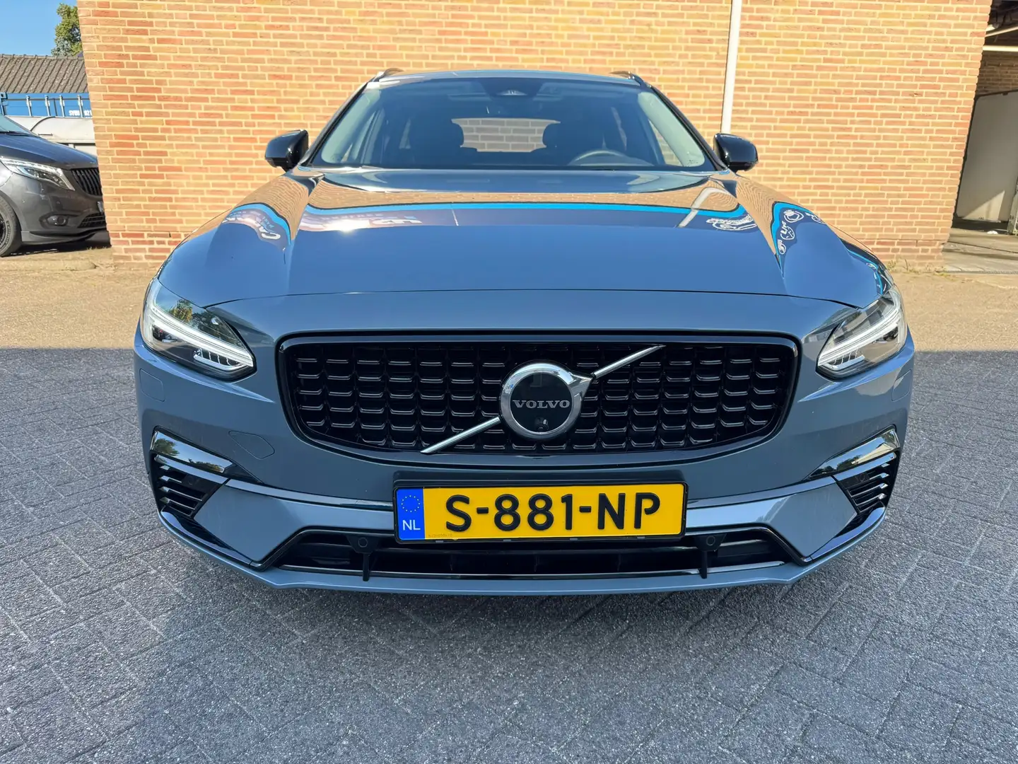 Volvo V90 2.0 T6 AWD R-Design Grijs - 2