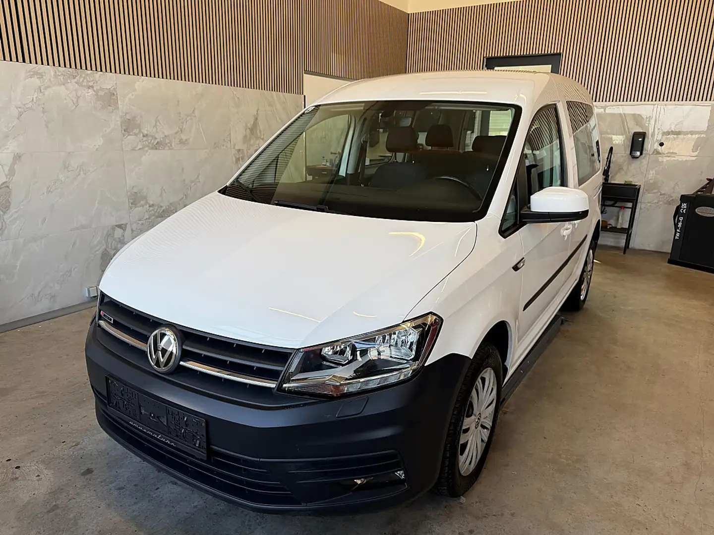 Volkswagen Caddy Kombi Trendline 2,0 TDI 4MOTION AHK Ledermulti... Weiß - 1