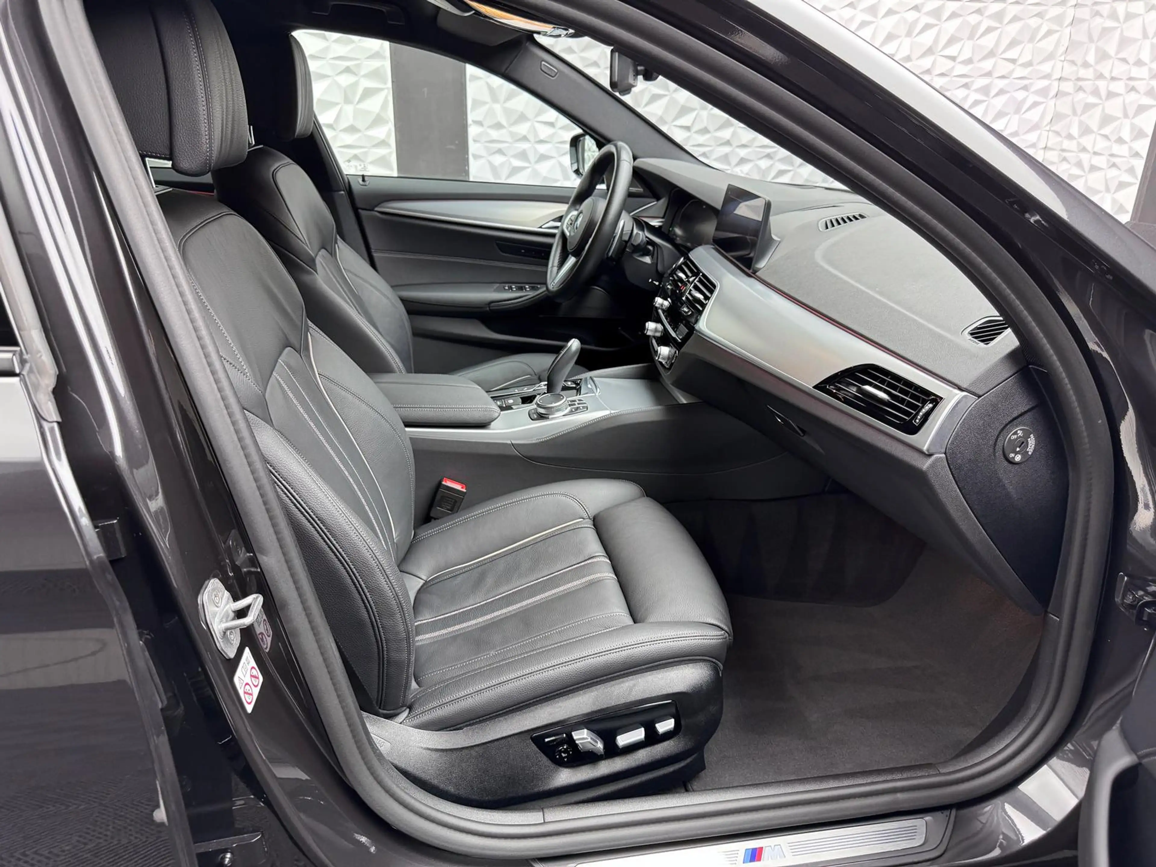 BMW 540 d*XDRIVE*M-PAKET*AHK*H&K*LIVE*360°HUD*KEYL*DAB — photo 9