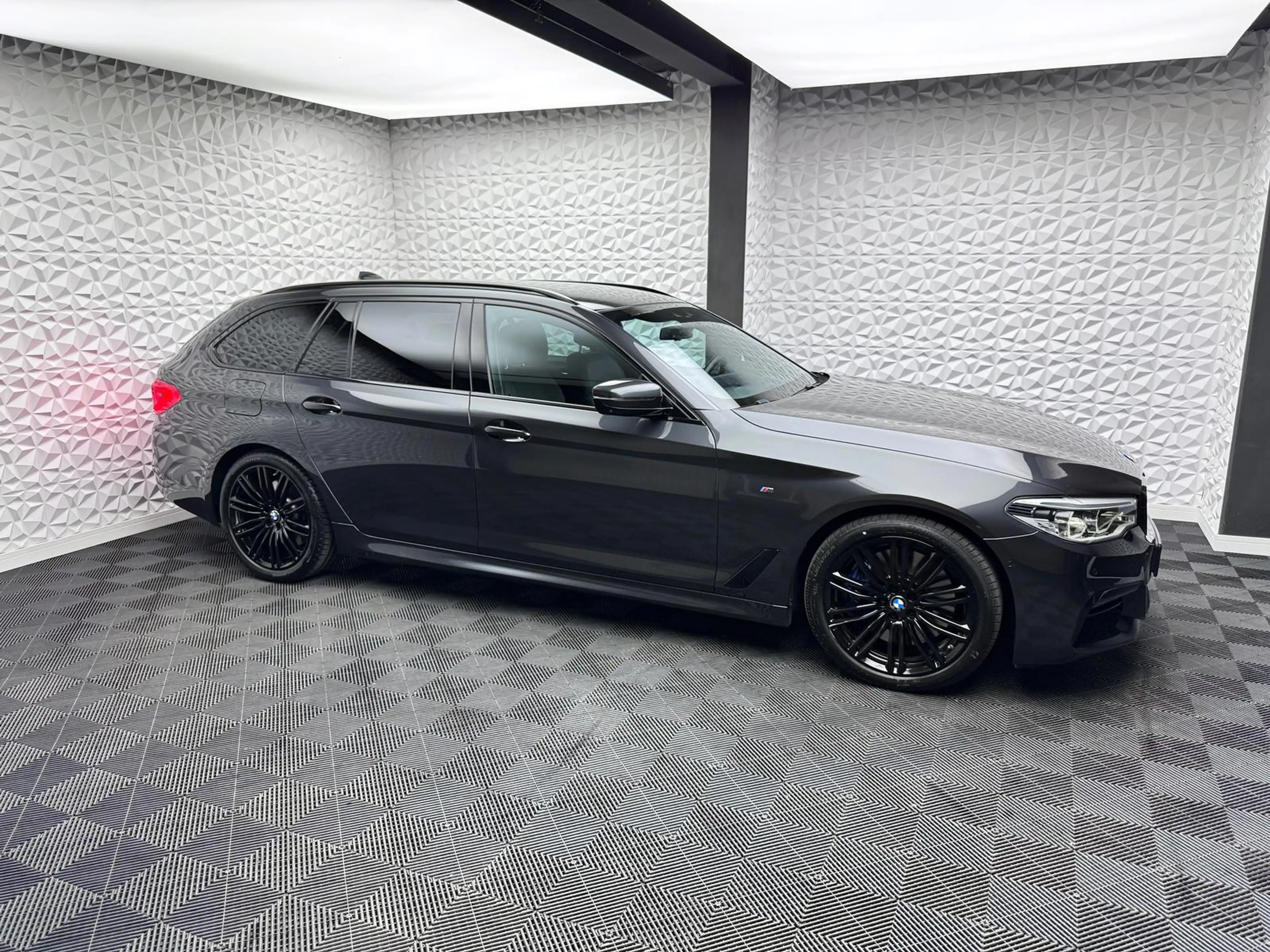 BMW 540 d*XDRIVE*M-PAKET*AHK*H&K*LIVE*360°HUD*KEYL*DAB — photo 4