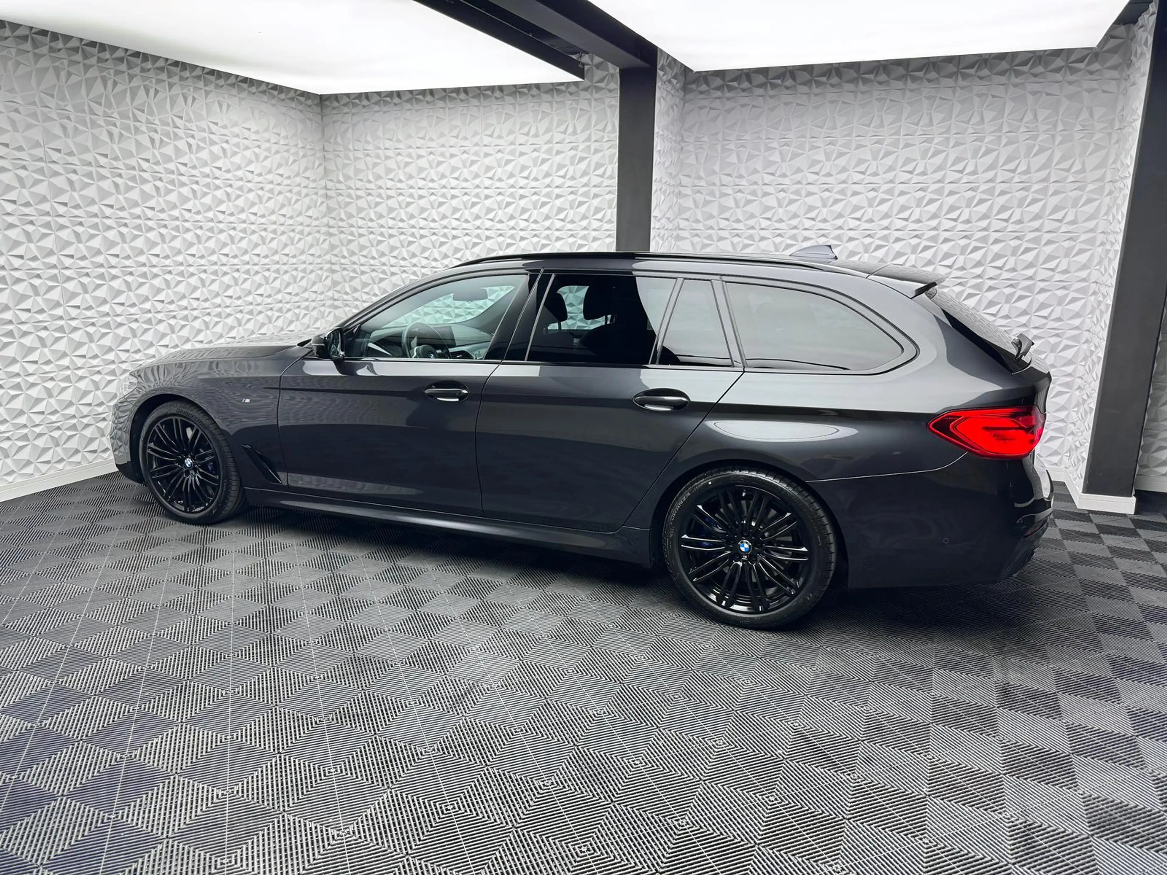 BMW 540 d*XDRIVE*M-PAKET*AHK*H&K*LIVE*360°HUD*KEYL*DAB — photo 5