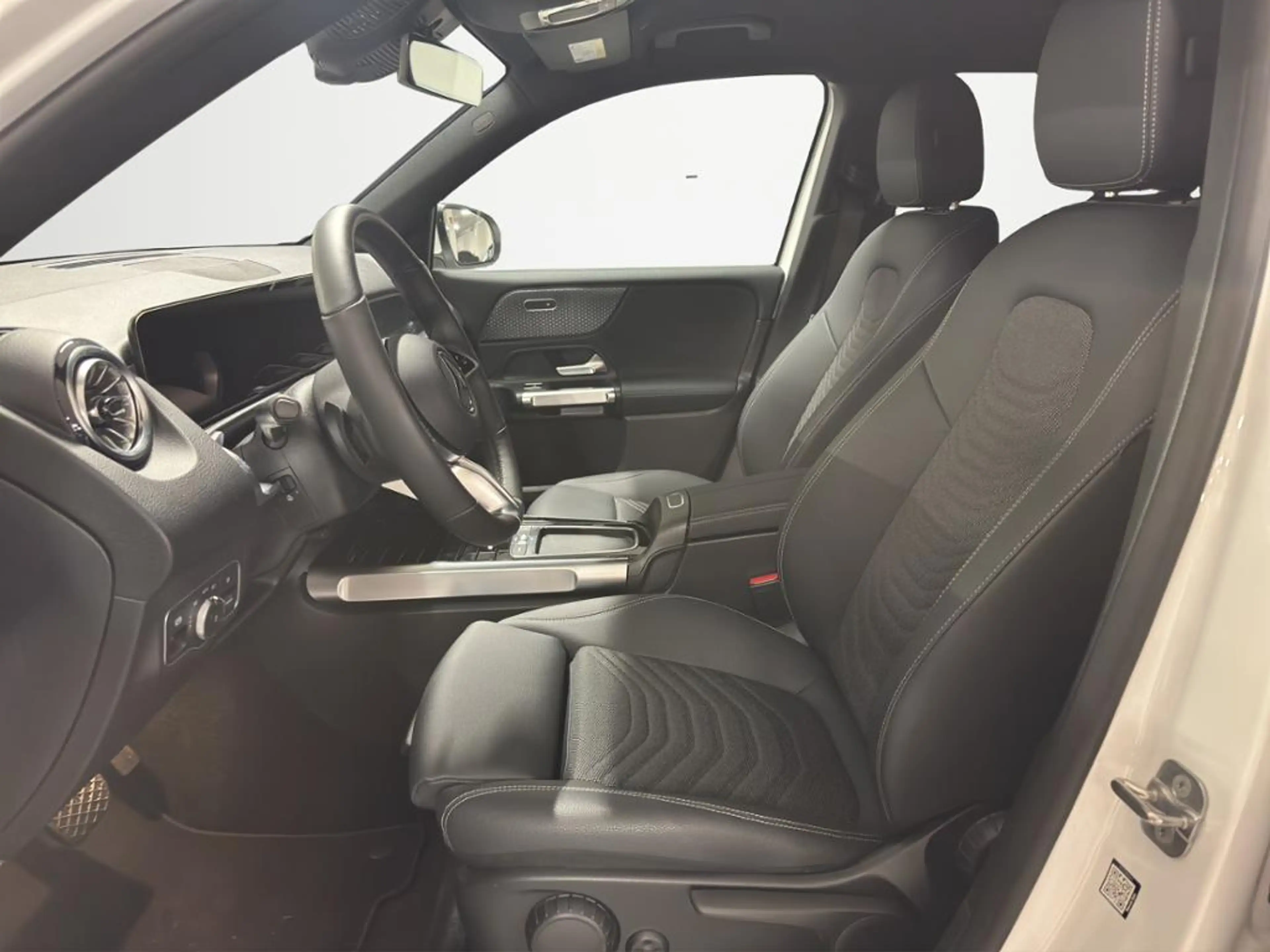Mercedes-Benz EQB 250 + Progressive *Winter-P*Adv.Sound*Easy-P* — photo 9
