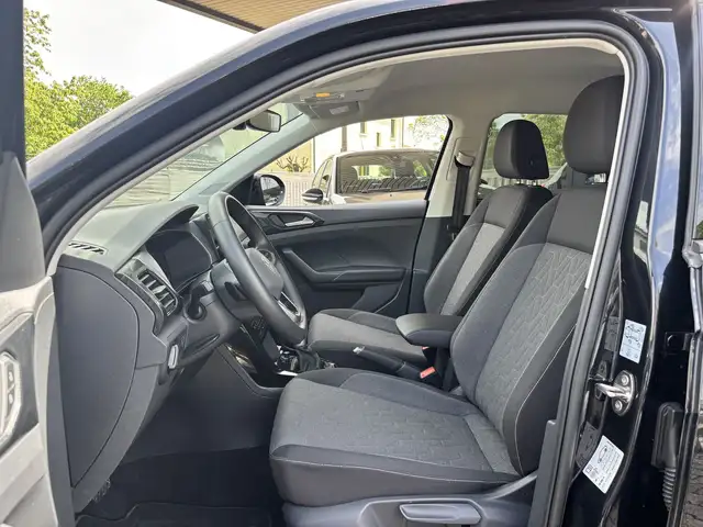 Volkswagen T-Cross view 9