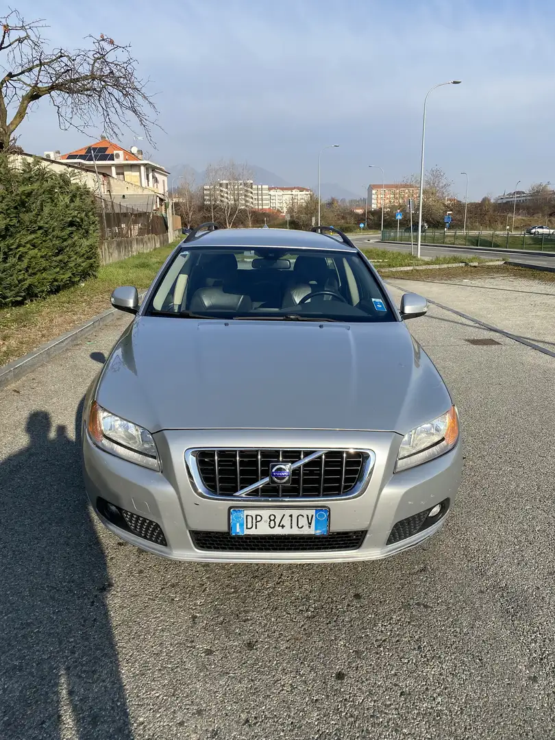 Volvo V70 V70-XC 2.4 d5 Momentum awd 163cv auto - 1