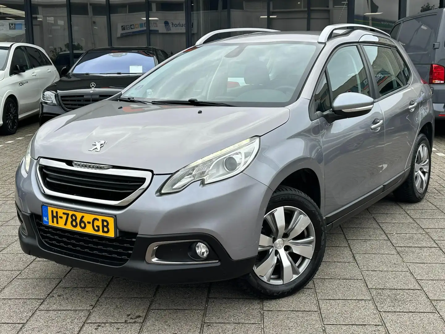 Peugeot 2008 1.2 VTi Allure Gris - 1