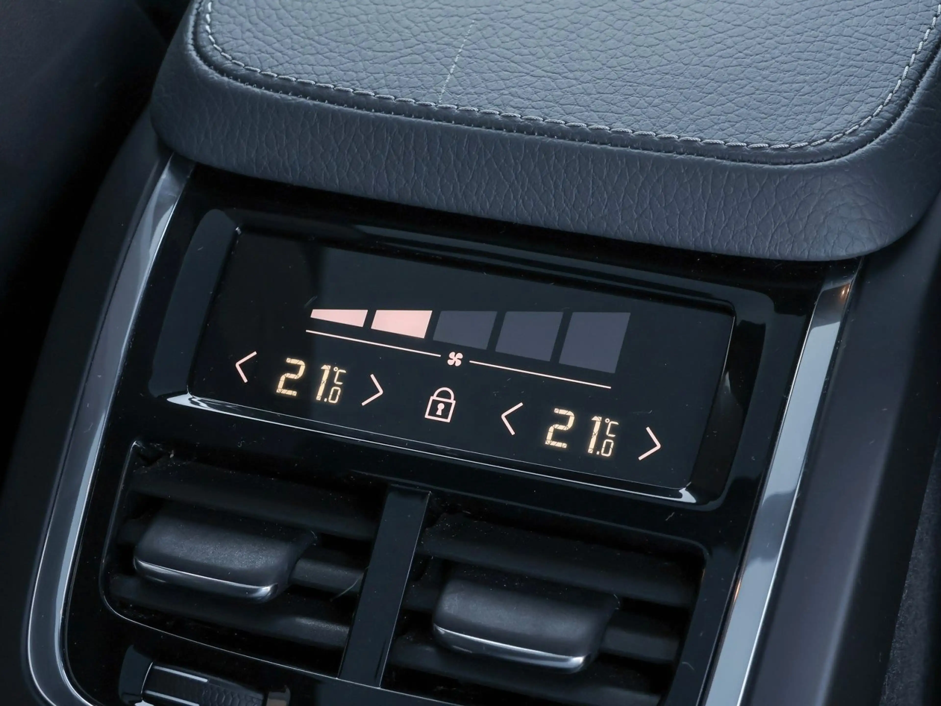 Volvo XC90 Inscription Expression Recharge PHEV — photo 9