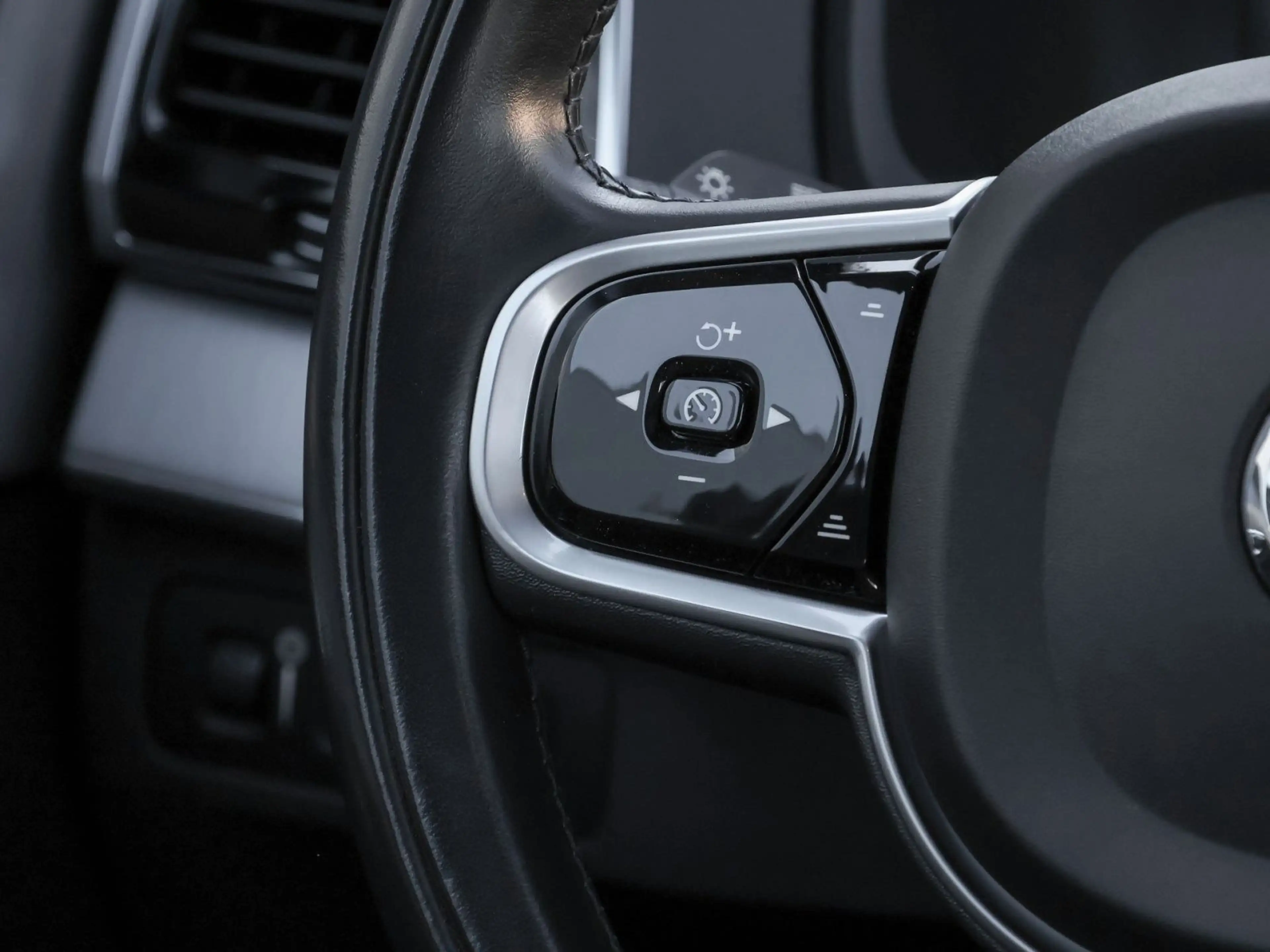 Volvo XC90 Inscription Expression Recharge PHEV — photo 11