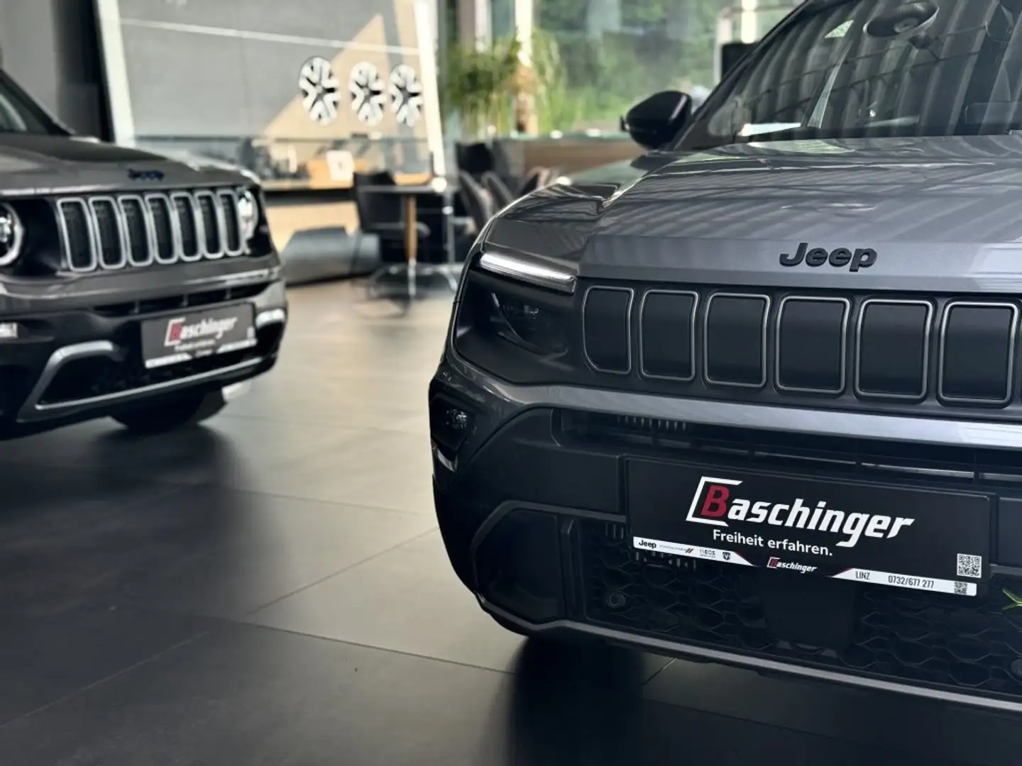 Jeep Avenger 4xe MY25  Showroom Grau - 2