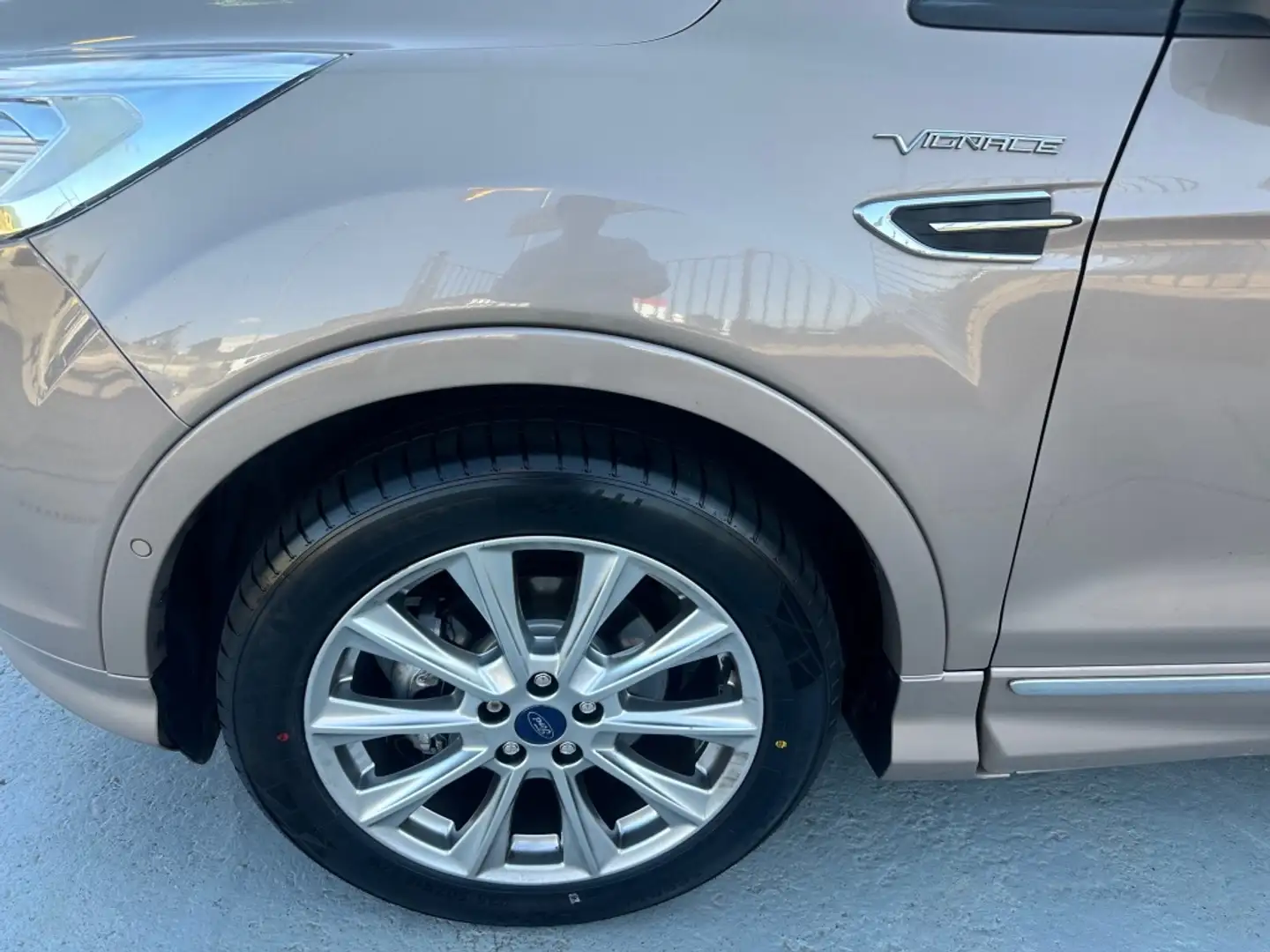 Ford Kuga Vignale 1.5 EcoB. Auto S&S 4x2 150 Beige - 2