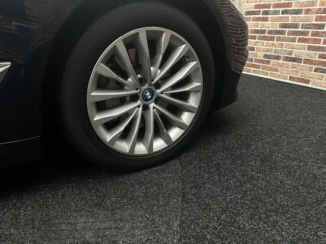 BMW 5 Series view 8
