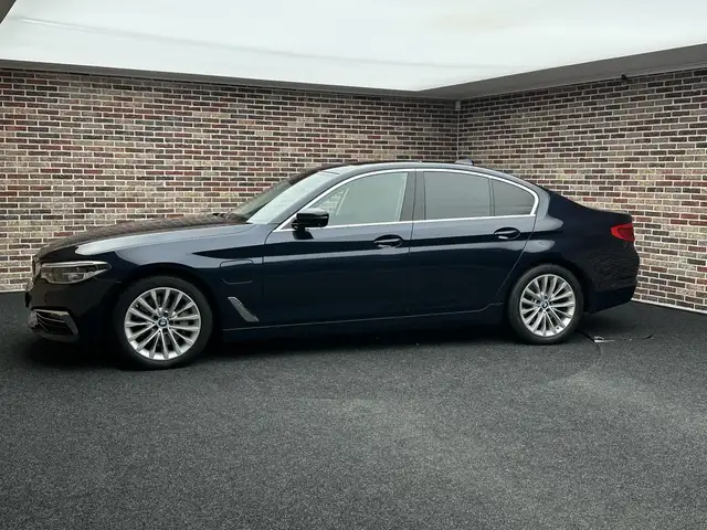 BMW 5 Series view 6