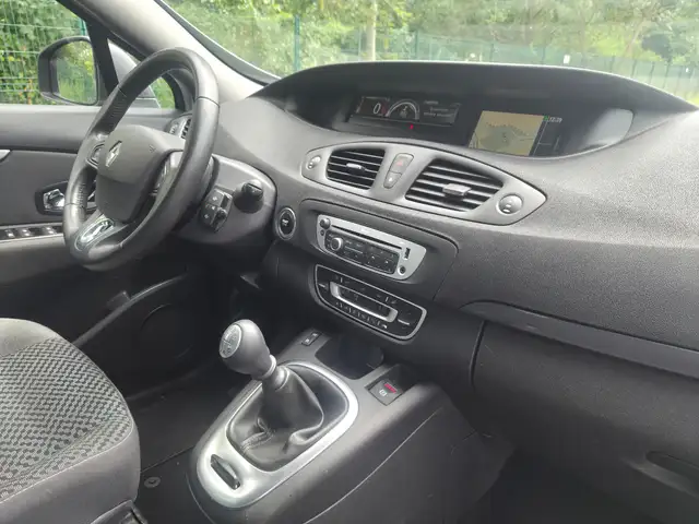 Renault Scenic view 19