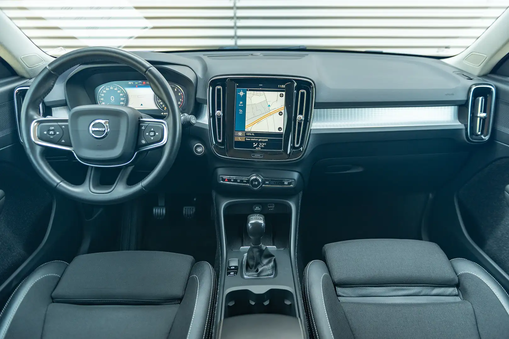 Volvo XC40 T3 Luxe Interieur Parkcam CruiseControl 156pk Zwart - 2