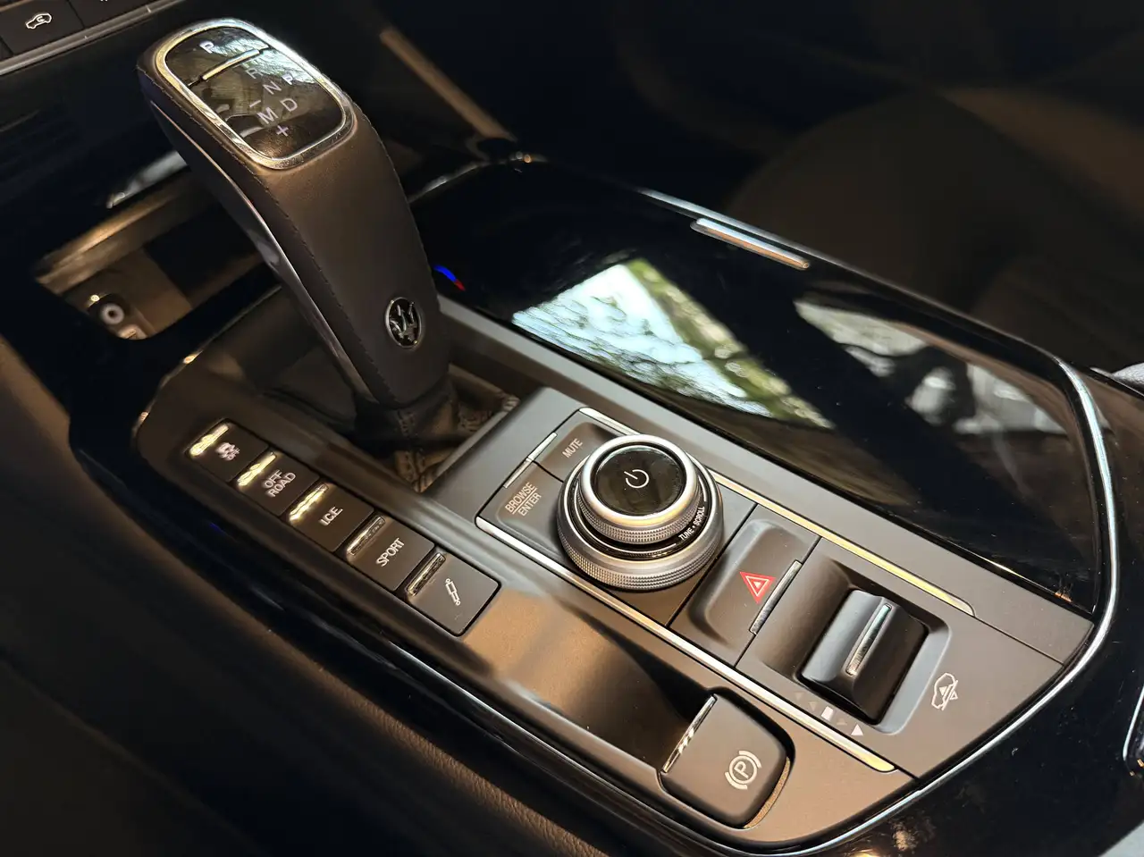 Maserati Levante 2023 — фото 11