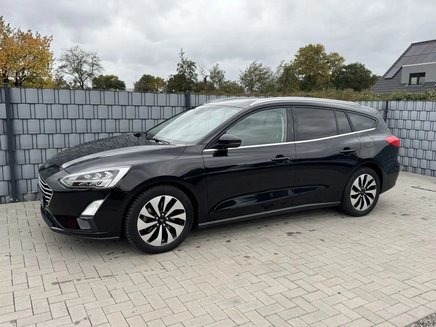Ford Focus Turnier Cool & Connect *sehr gepflegt* Schwarz - 2