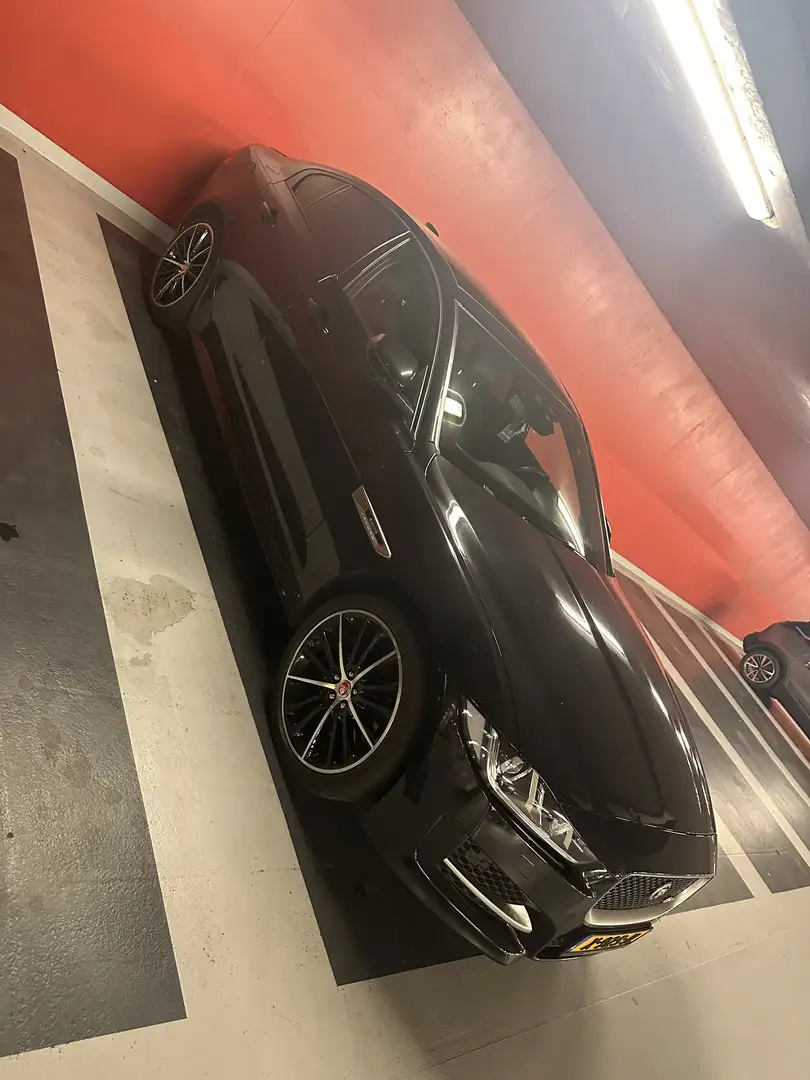 Jaguar XE 2.5T R-sport AWD 250Pk Zwart - 1