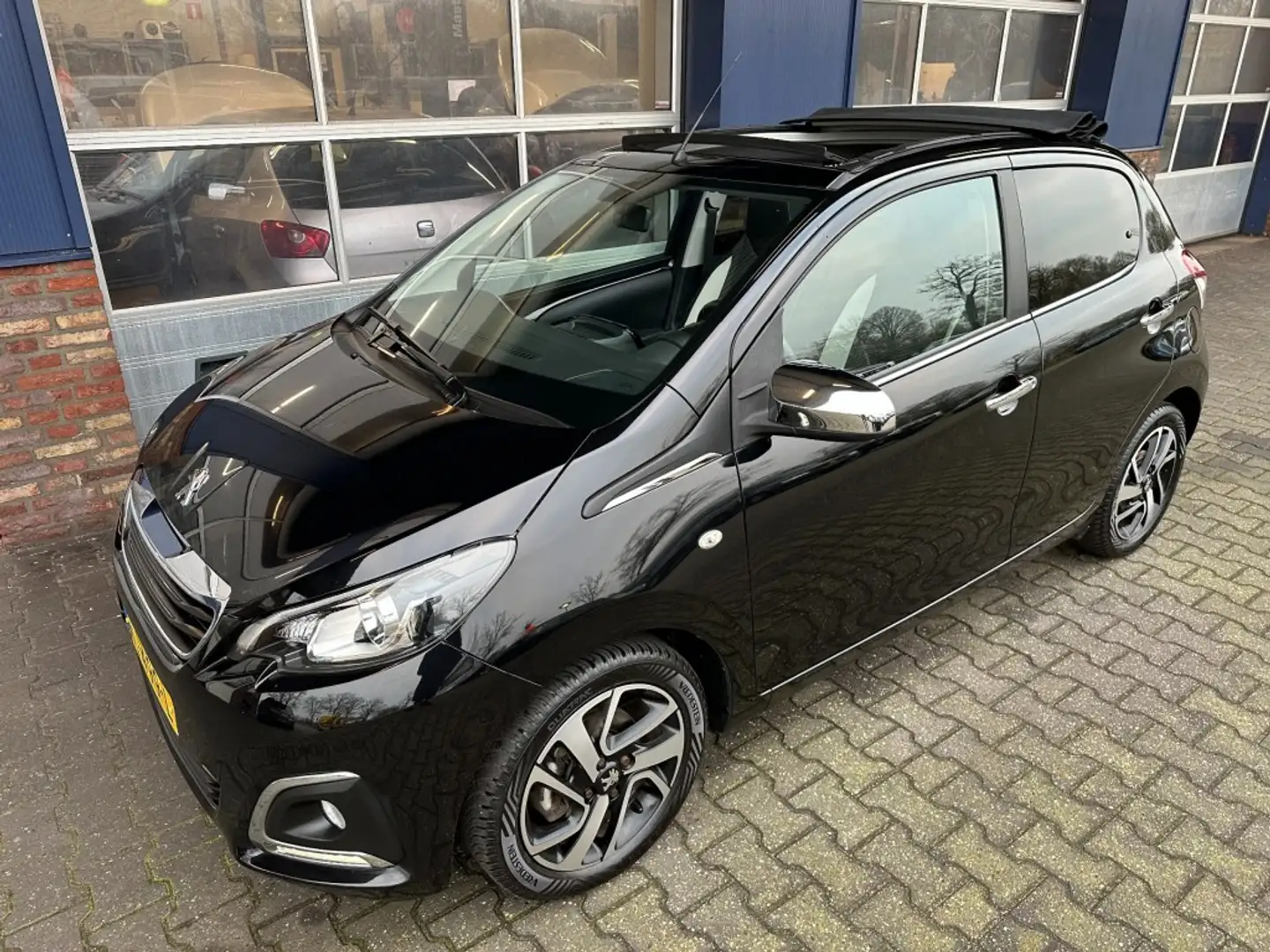 Peugeot 108 1.0 E-VTI Collection Top   CABRIO.  ALL.IN. Negro - 1