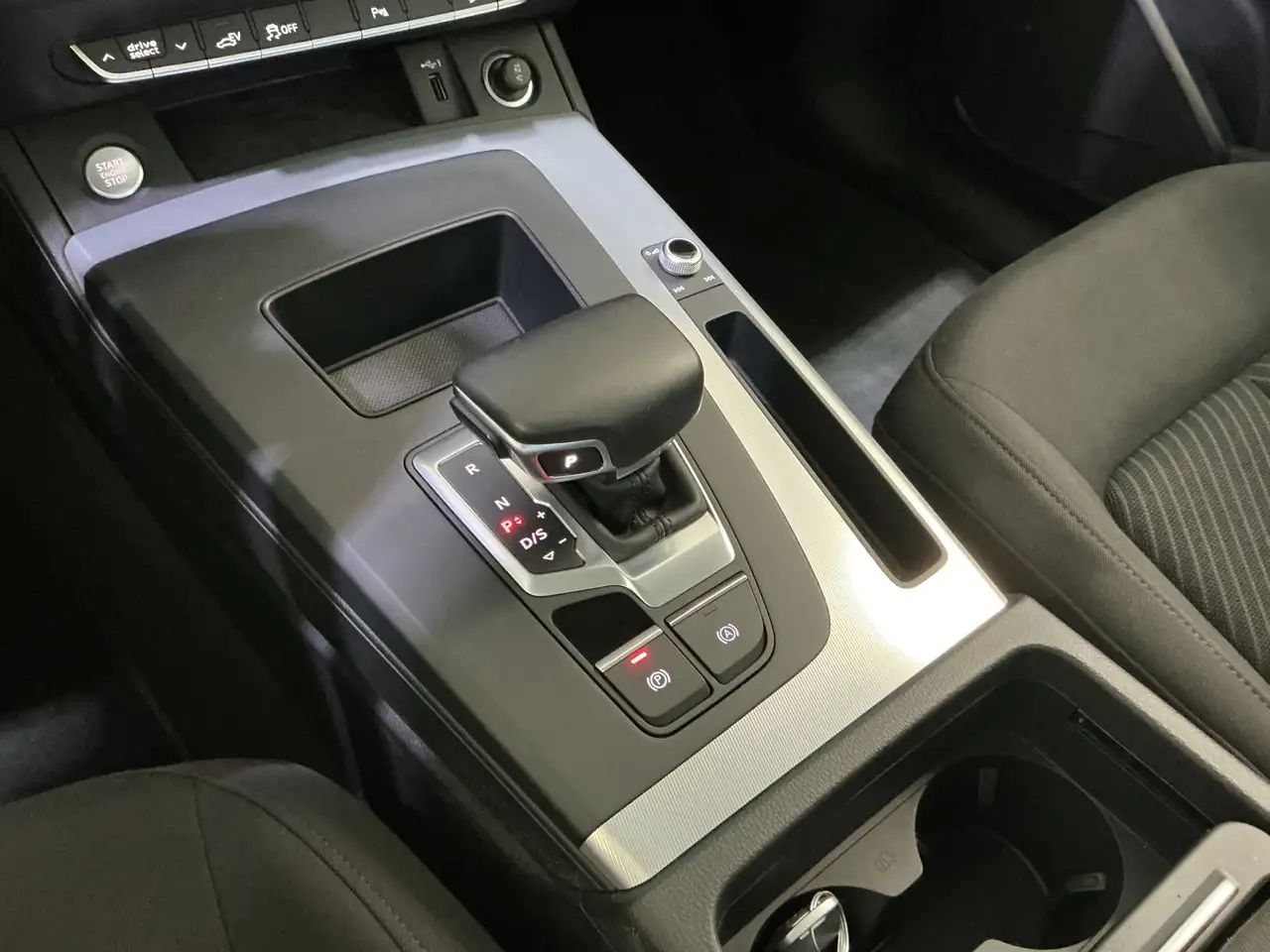 AUDI Q5 50 TFSI E QUATTRO - 299ch -98 719KMS - 98.7% SOH - ATTELAGE - CAMÉRA D'AIDE AU STATIONNEMENT - HAYON ARRIÈRE ÉLECTRIQUE - VOLANT EN CUIR