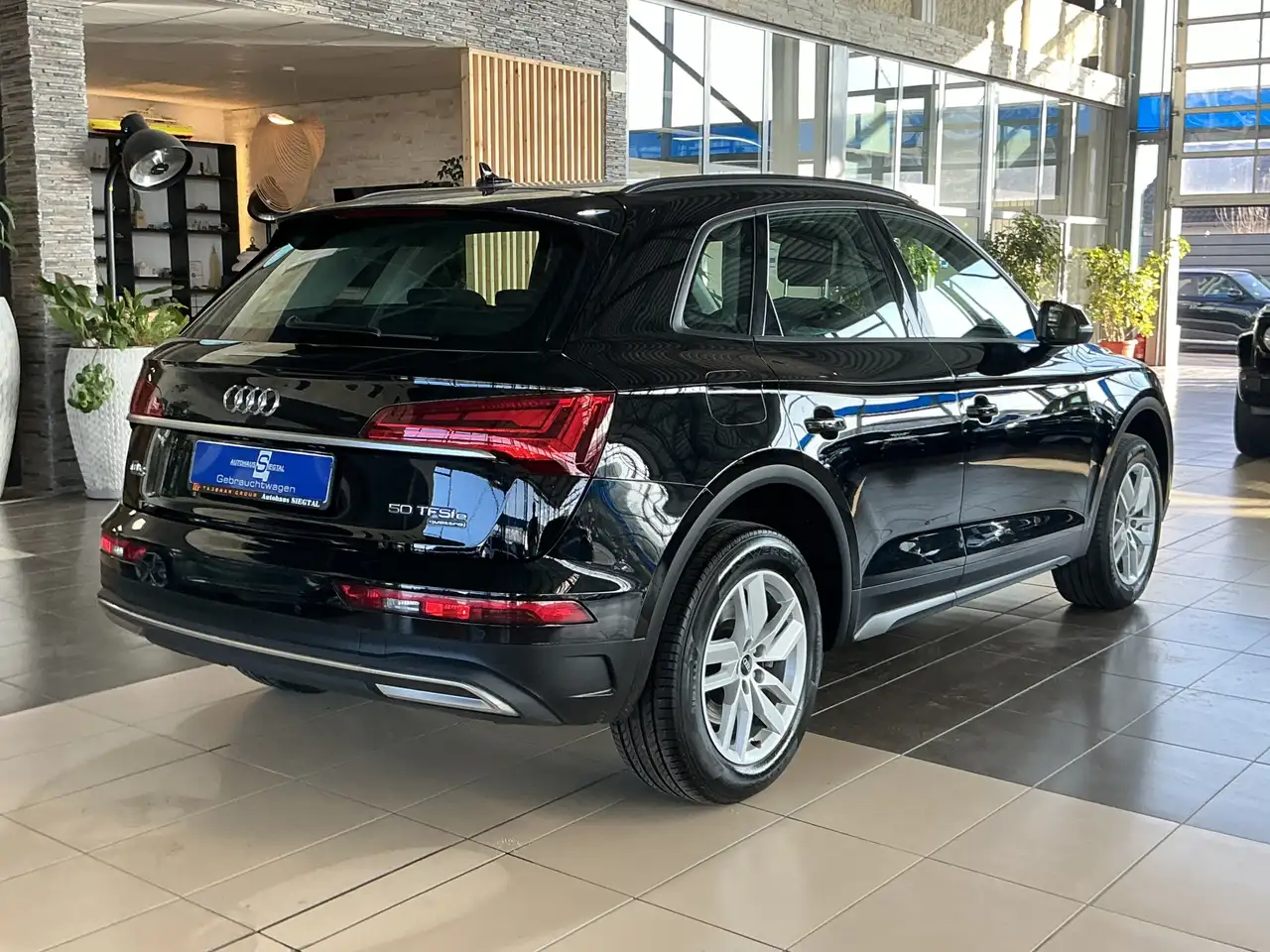 AUDI Q5 50 TFSI E QUATTRO - 299ch -98 719KMS - 98.7% SOH - ATTELAGE - CAMÉRA D'AIDE AU STATIONNEMENT - HAYON ARRIÈRE ÉLECTRIQUE - VOLANT EN CUIR