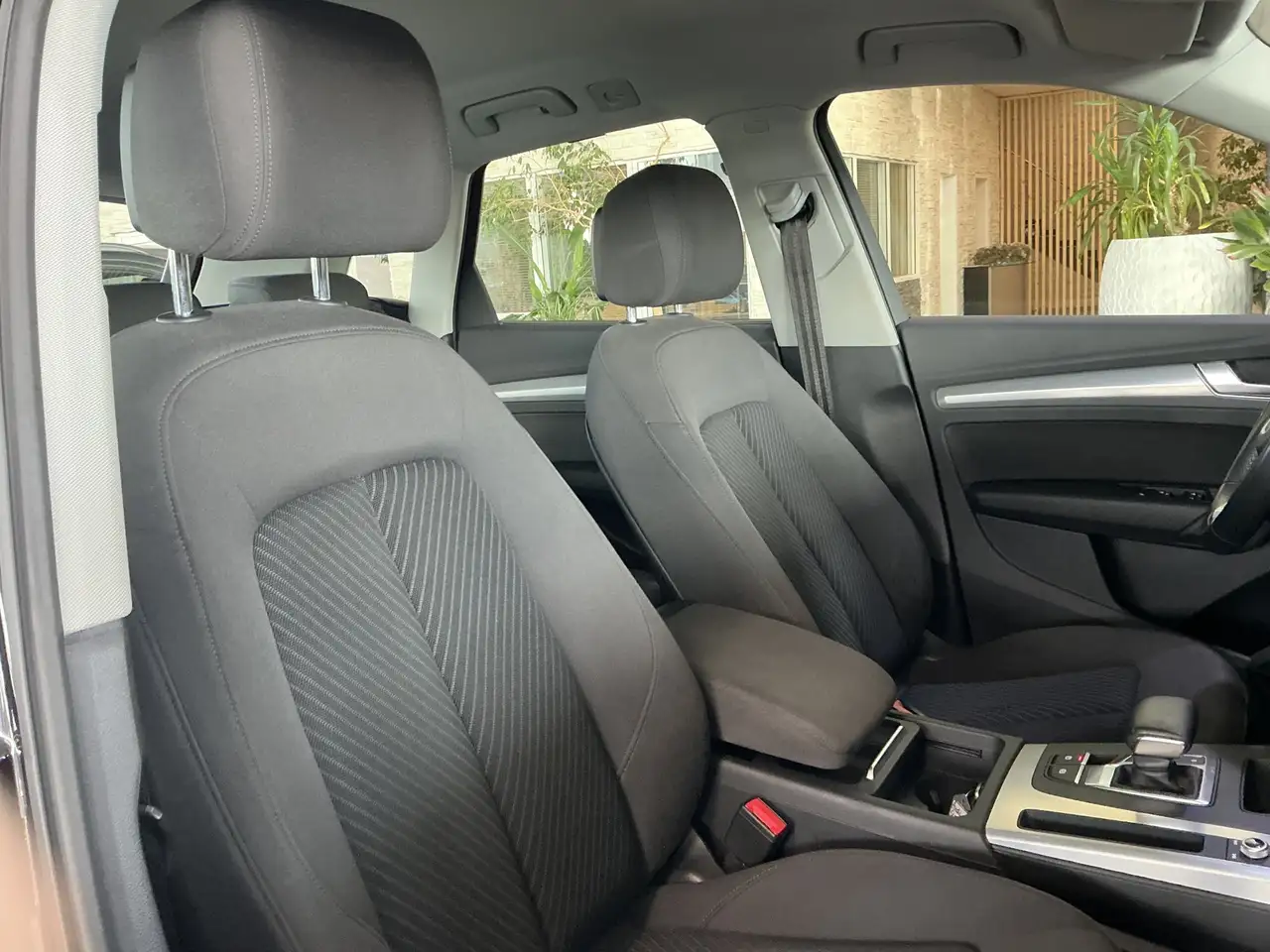 AUDI Q5 50 TFSI E QUATTRO - 299ch -98 719KMS - 98.7% SOH - ATTELAGE - CAMÉRA D'AIDE AU STATIONNEMENT - HAYON ARRIÈRE ÉLECTRIQUE - VOLANT EN CUIR