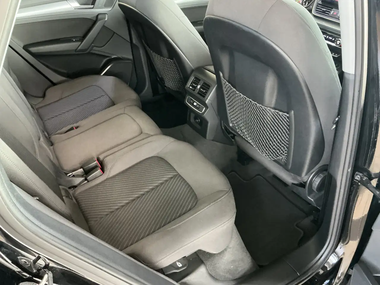 AUDI Q5 50 TFSI E QUATTRO - 299ch -98 719KMS - 98.7% SOH - ATTELAGE - CAMÉRA D'AIDE AU STATIONNEMENT - HAYON ARRIÈRE ÉLECTRIQUE - VOLANT EN CUIR