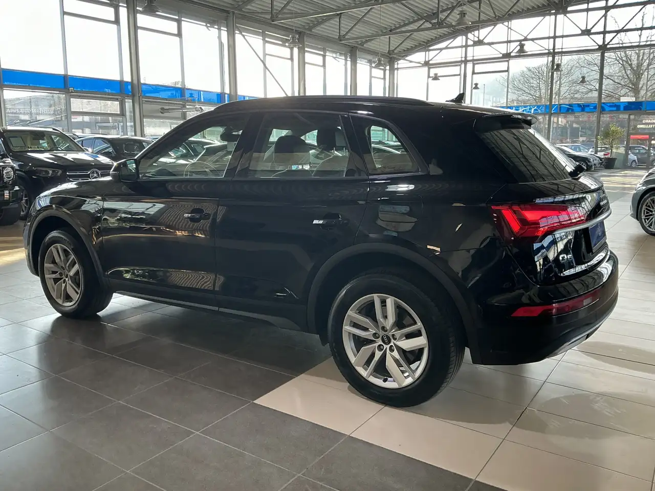 AUDI Q5 50 TFSI E QUATTRO - 299ch -98 719KMS - 98.7% SOH - ATTELAGE - CAMÉRA D'AIDE AU STATIONNEMENT - HAYON ARRIÈRE ÉLECTRIQUE - VOLANT EN CUIR