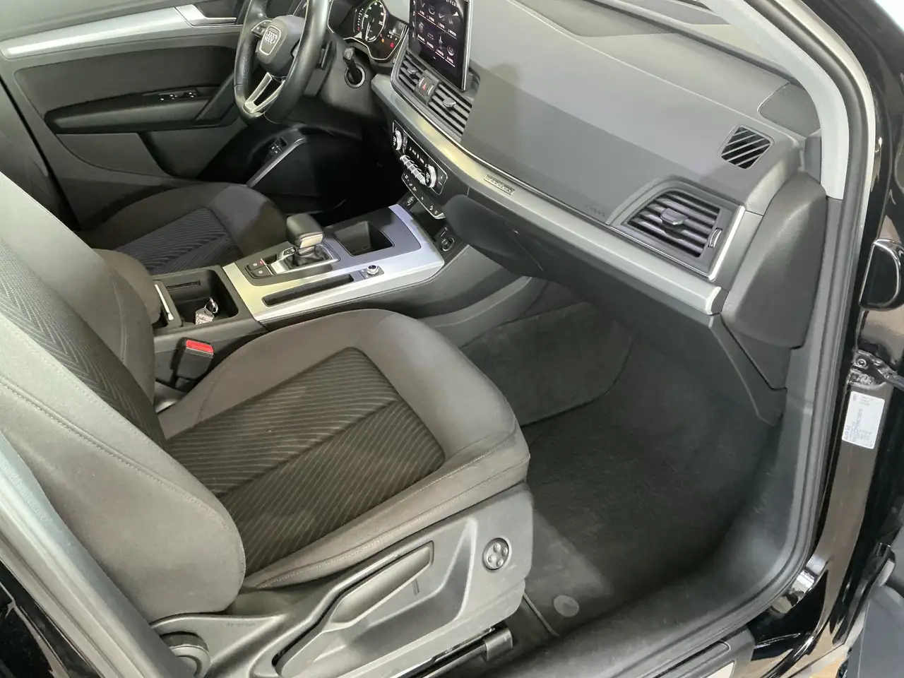 AUDI Q5 50 TFSI E QUATTRO - 299ch -98 719KMS - 98.7% SOH - ATTELAGE - CAMÉRA D'AIDE AU STATIONNEMENT - HAYON ARRIÈRE ÉLECTRIQUE - VOLANT EN CUIR