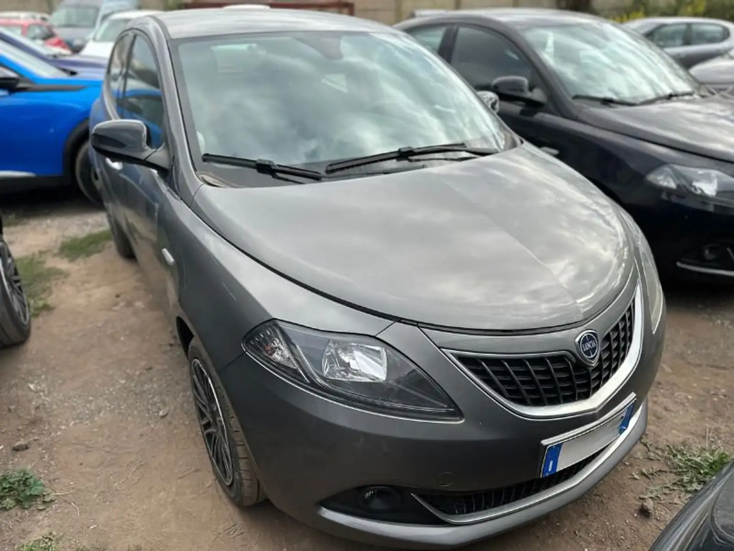 Lancia Ypsilon 1.0 FireFly 5 porte S&S Hybrid Gold Grijs - 2