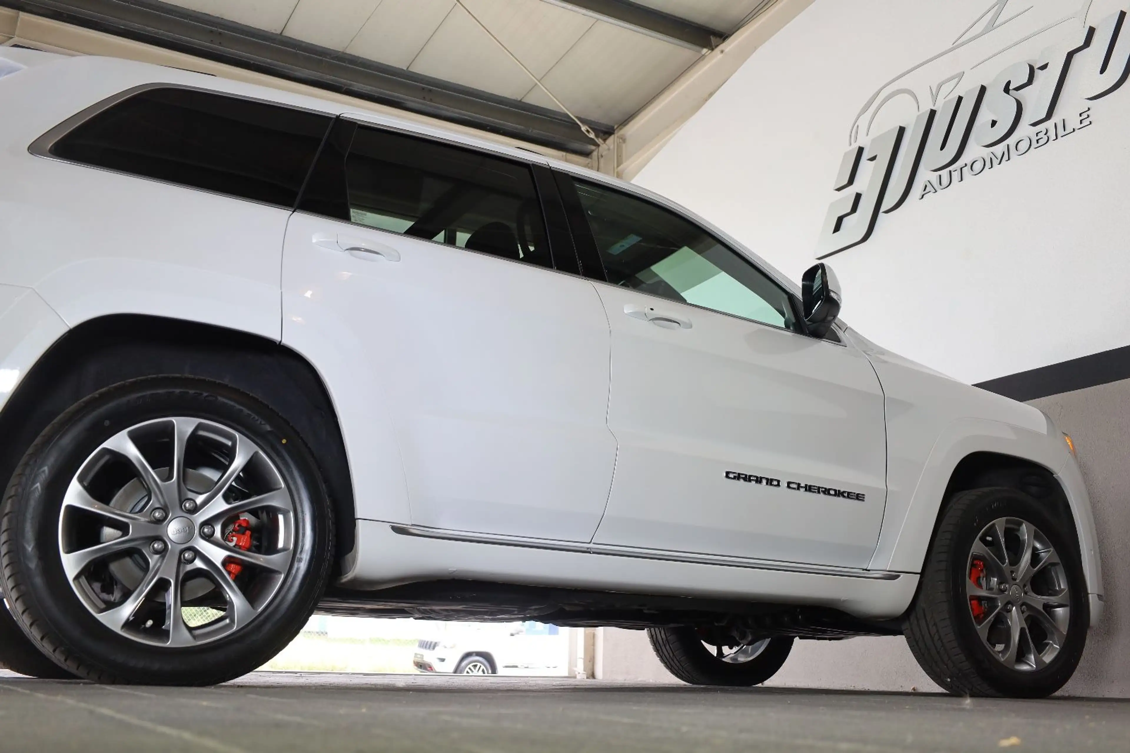 Jeep Grand Cherokee 5.7L V8 Summit/BRC/ACC/HK/AIR/R20 — photo 8