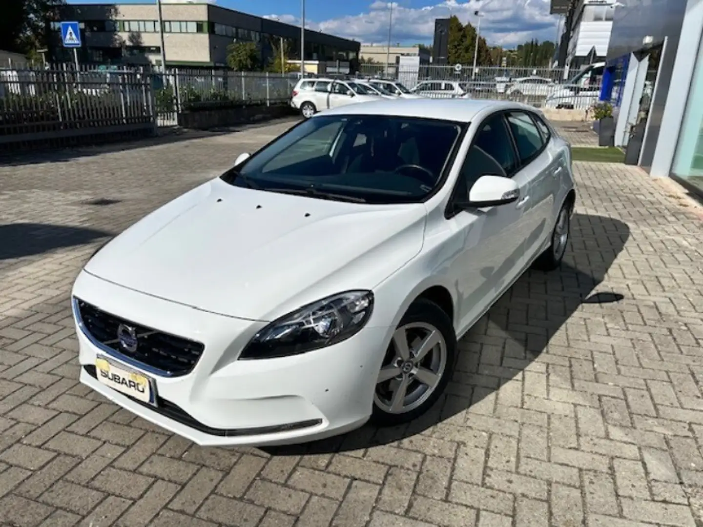 Volvo V40 V40 D2 Momentum Bianco - 1